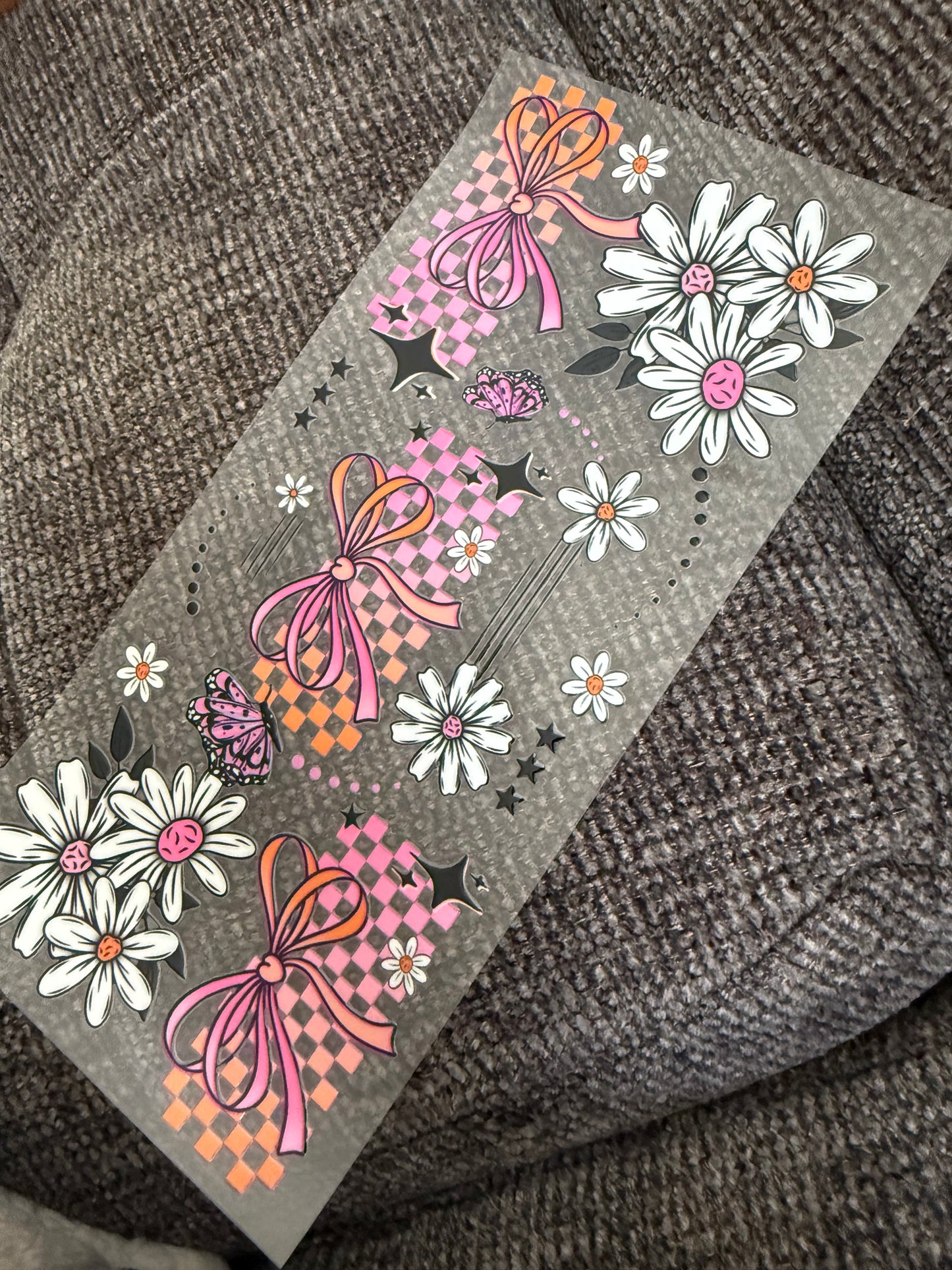 Pink checkered bow & white daisy’s
